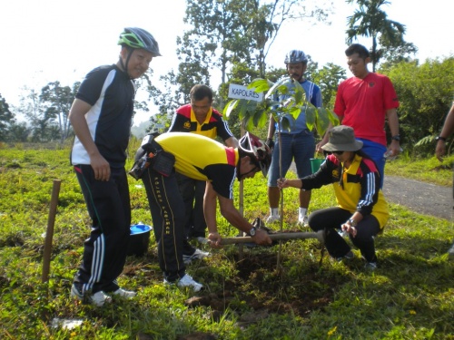 Menanam di Polsek Lubuk