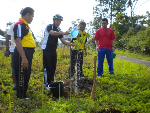 Menanam di Polsek Lubuk