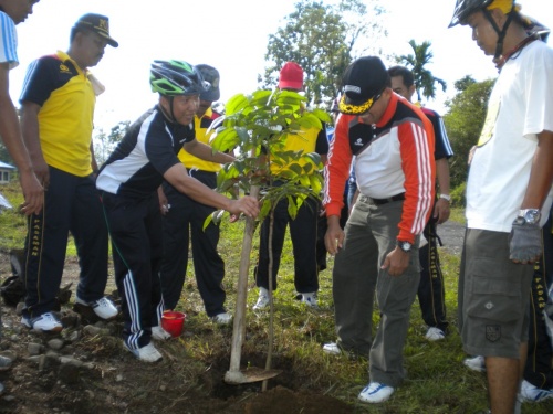 Menanam di Polsek Lubuk