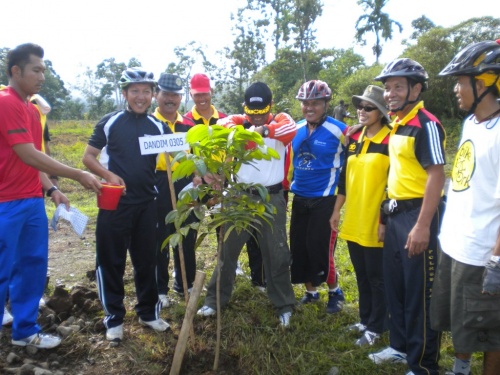 Menanam di Polsek Lubuk