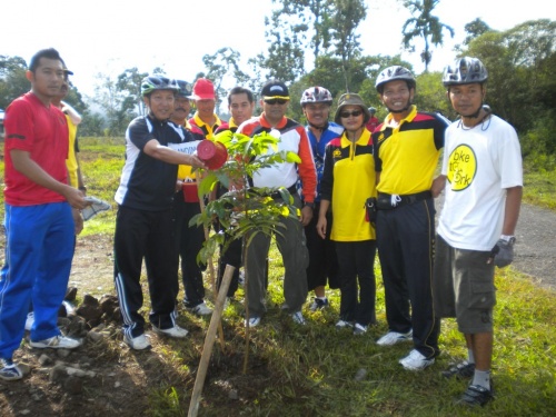 Menanam di Polsek Lubuk