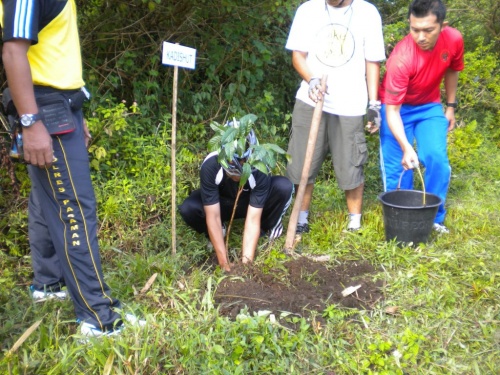 Menanam di Polsek Lubuk