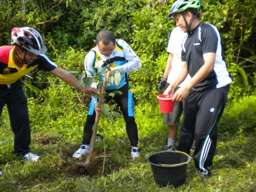 Menanam di Polsek Lubuk