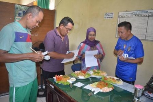 Penilaian oleh Tim Juri Lomba Memasak nasi Goreng