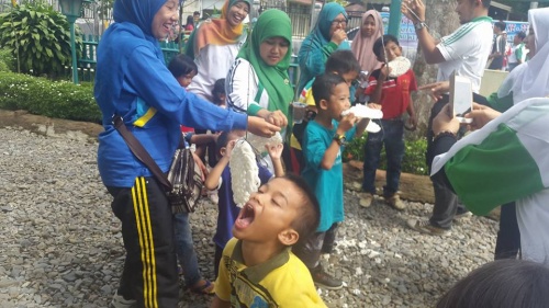 Lomba Makan Kerupuk