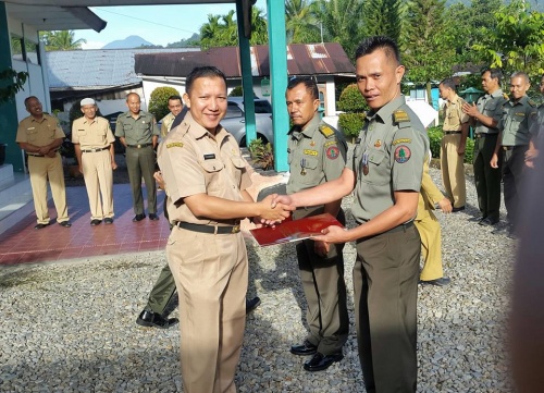 Penyerahan penghargaan Satya Lencana 10 tahun untuk Pak Asrinal